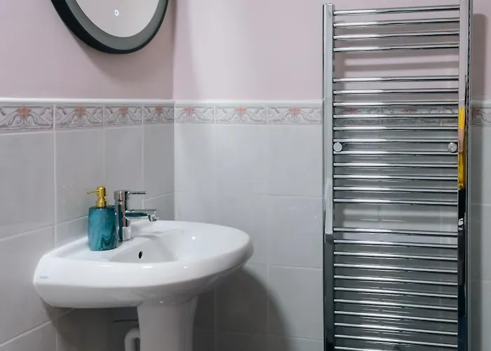 Gem With Stylish 2br Retreat And Free Carpark Manchester