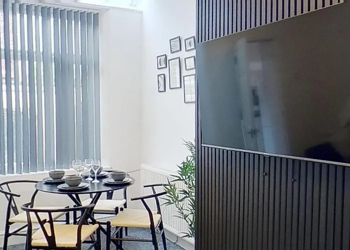 2br-nearcitycentre-wifi-parking-garden مانشستر