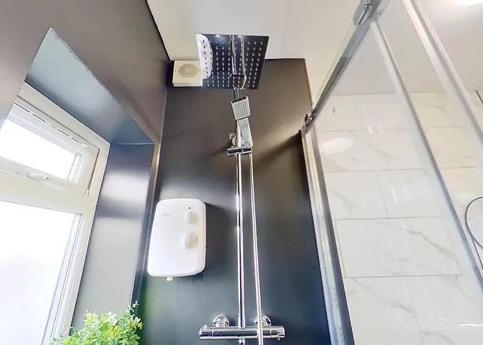 2br-nearcitycentre-wifi-parking-garden مانشستر