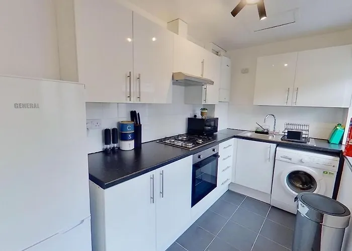 2br-nearcitycentre-wifi-parking-garden مانشستر