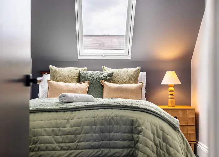 Sleeps 14 The Old Trafford Family Zen By Genesis Living *