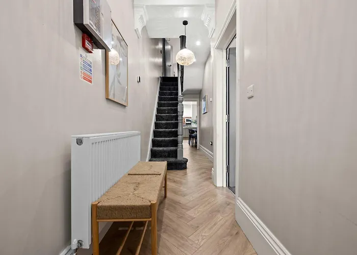 Sleeps 14 The Old Trafford Family Zen By Genesis Living 맨체스터