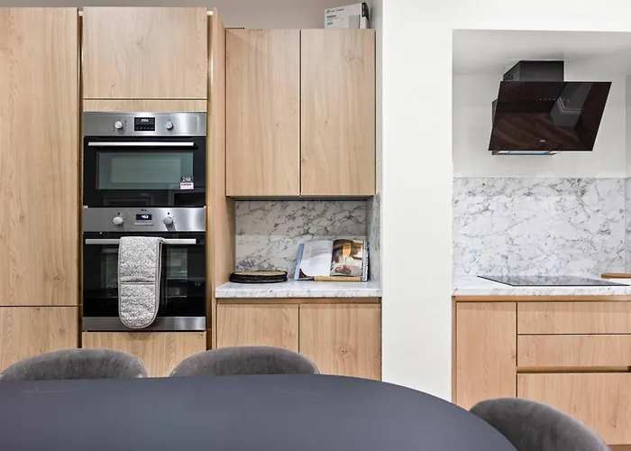 Sleeps 14 The Old Trafford Family Zen By Genesis Living Holiday home