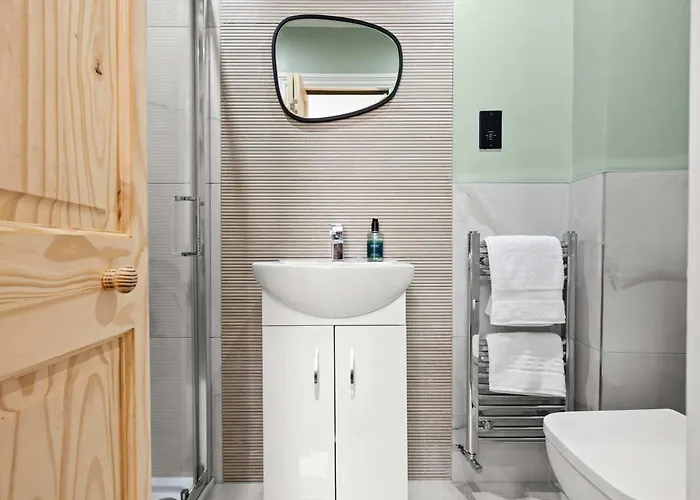 Sleeps 14 The Old Trafford Family Zen By Genesis Living *