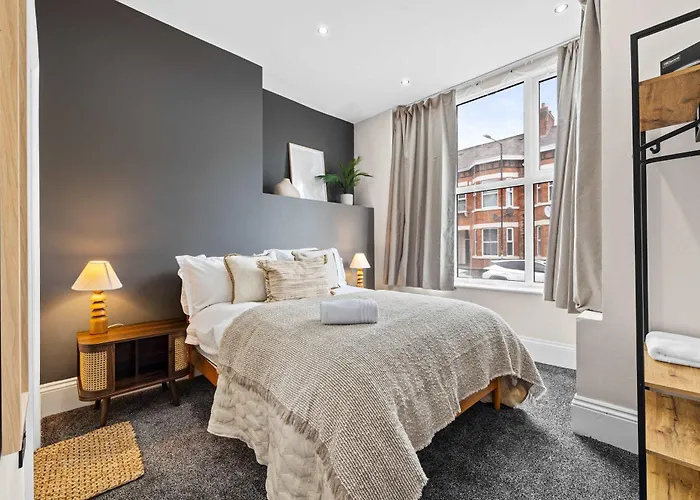 Sleeps 14 The Old Trafford Family Zen By Genesis Living 펜션