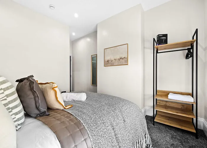 Sleeps 14 The Old Trafford Family Zen By Genesis Living