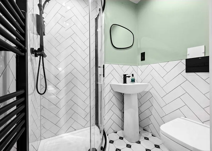 Holiday home Sleeps 14 The Old Trafford Family Zen By Genesis Living