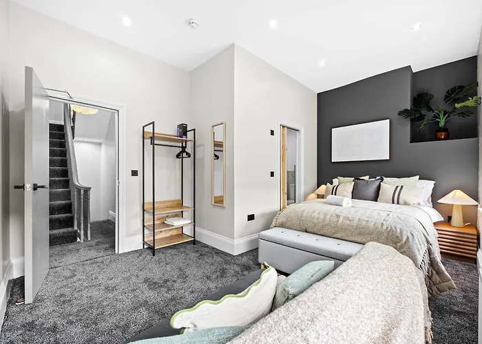 Sleeps 14 The Old Trafford Family Zen By Genesis Living Holiday home Manchester