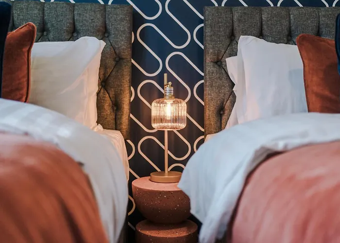 Dom wakacyjny Stunning House By Purestay - 8 Beds With Free Parking