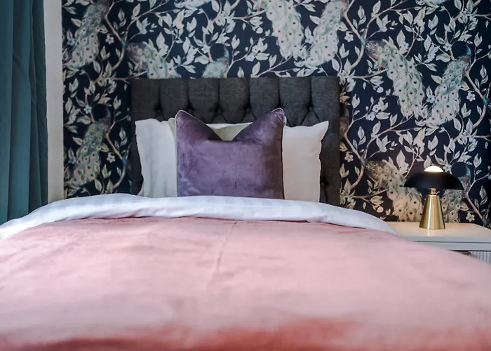 Stunning House By Purestay - 8 Beds With Free Parking *