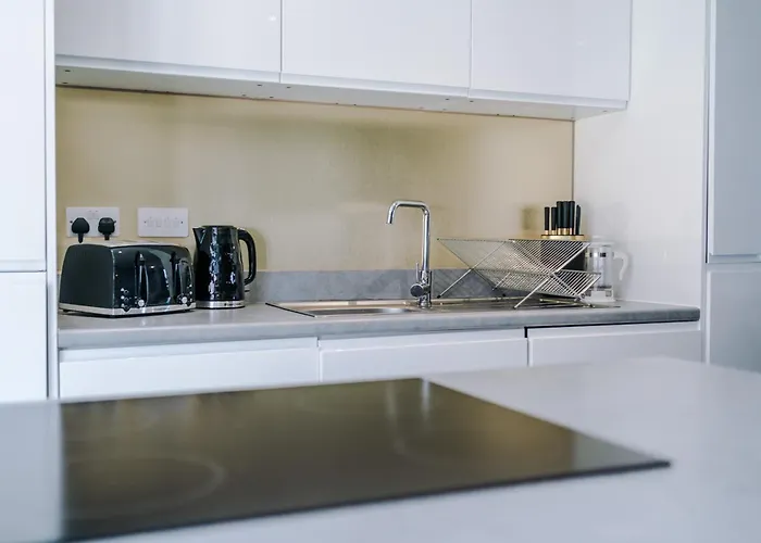 Stunning House By Purestay - 8 Beds With Free Parking *