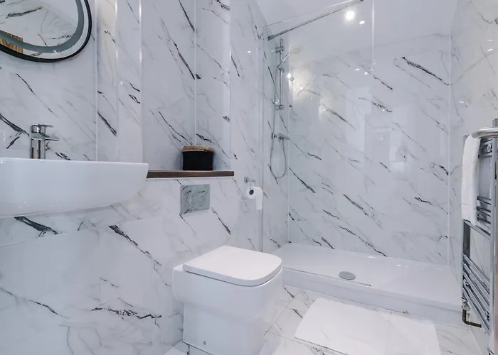 Stunning House By Purestay - 8 Beds With Free Parking