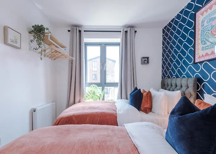 Dom wakacyjny Stunning House By Purestay - 8 Beds With Free Parking