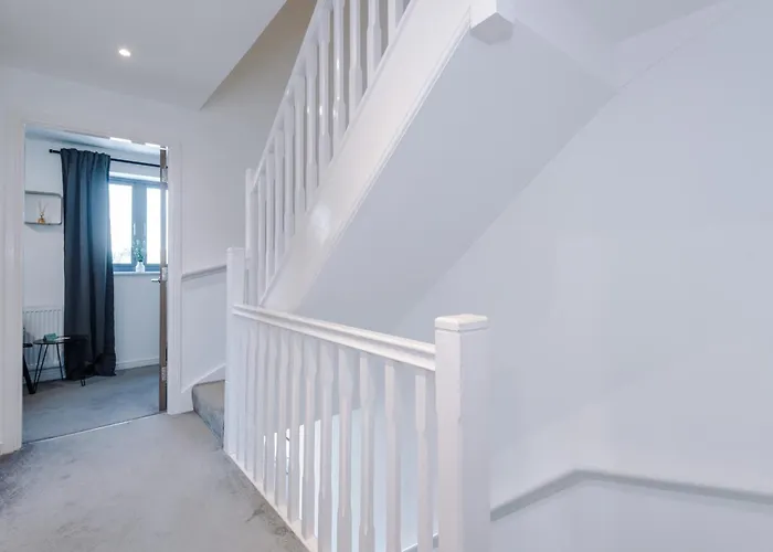 Stunning House By Purestay - 8 Beds With Free Parking