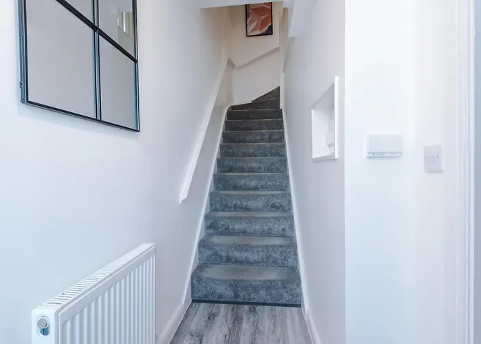 Stunning House By Purestay - 8 Beds With Free Parking *