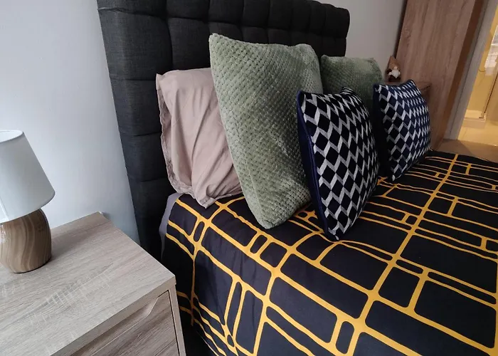 Bee Cosy - Near Train Stations And Shopping Centre With Paid Private Parking, 500mbps Internet And Netflix شقة