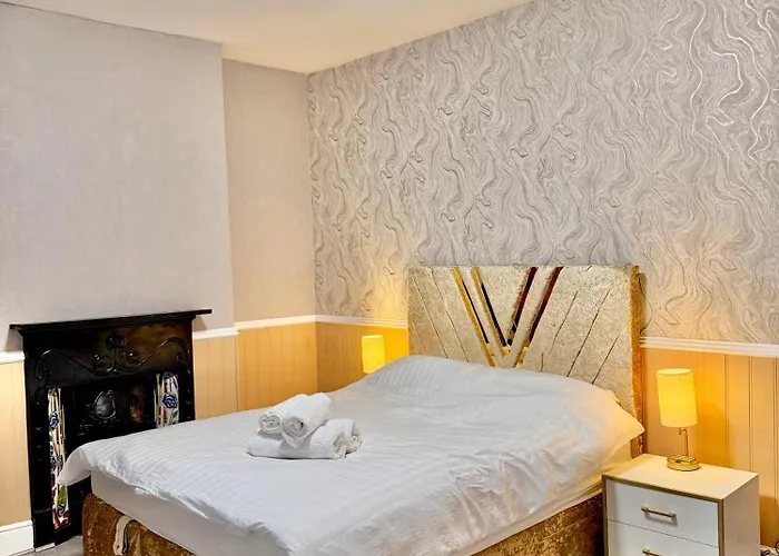 Full With Free Parking In Moss Bank, Crumpsall,