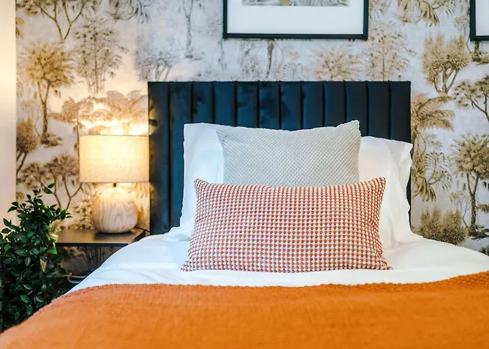 Large 4br House, Sleeps 8, Parking, Full Kitchen, Ideal For Groups, Family, Contractors * Manchester