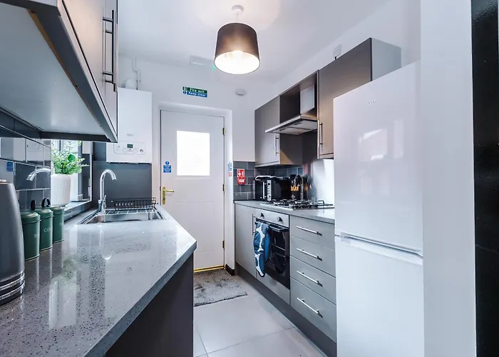 Large 4br House, Sleeps 8, Parking, Full Kitchen, Ideal For Groups, Family, Contractors Tatil Evi