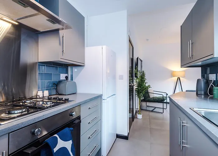 Large 4br House, Sleeps 8, Parking, Full Kitchen, Ideal For Groups, Family, Contractors Tatil Evi