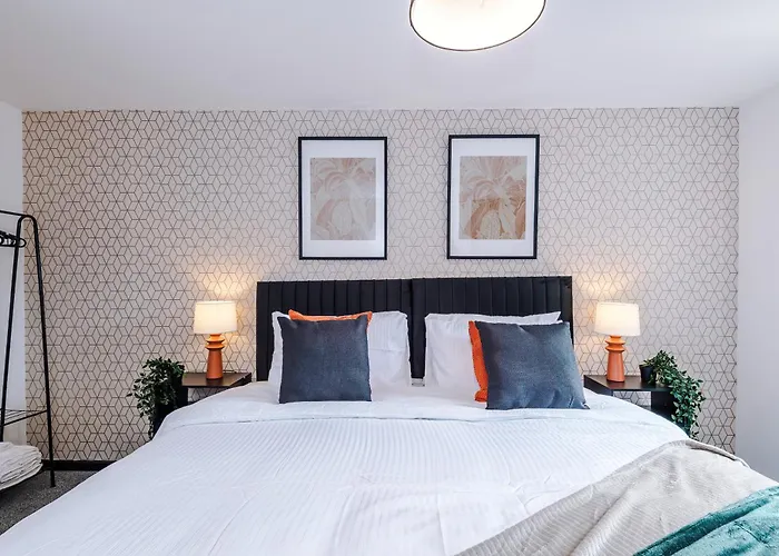 Large 4br House, Sleeps 8, Parking, Full Kitchen, Ideal For Groups, Family, Contractors Manchester