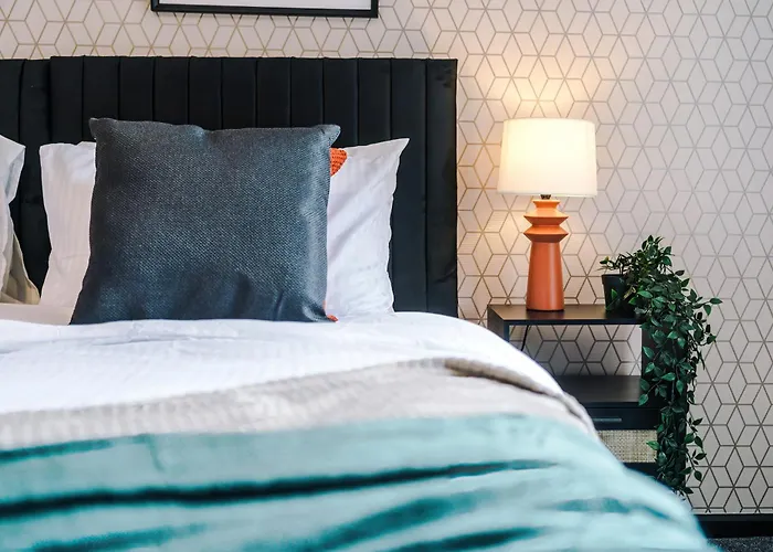 Tatil Evi Large 4br House, Sleeps 8, Parking, Full Kitchen, Ideal For Groups, Family, Contractors