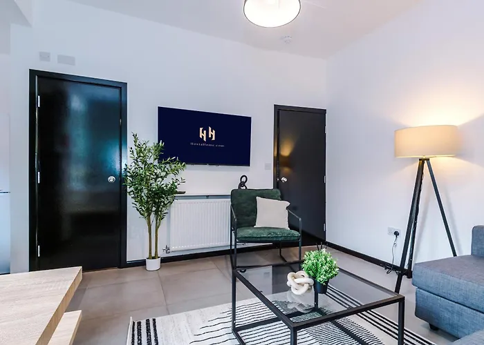 Large 4br House, Sleeps 8, Parking, Full Kitchen, Ideal For Groups, Family, Contractors Manchester