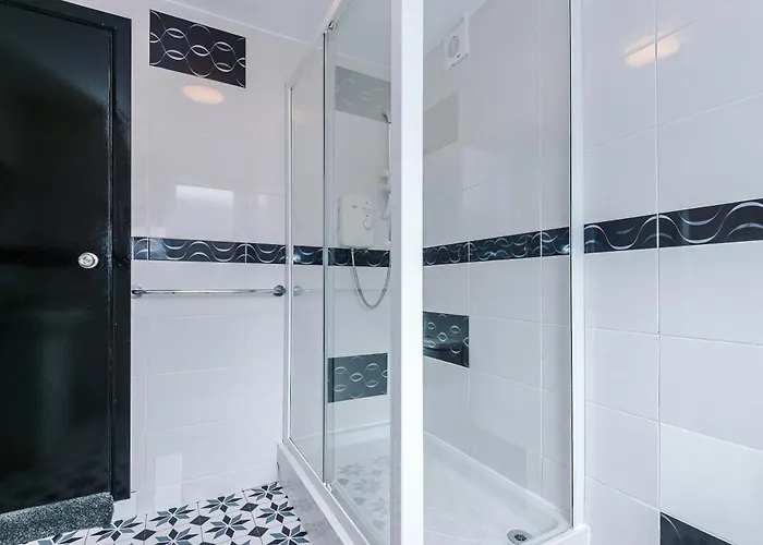 Large 4br House, Sleeps 8, Parking, Full Kitchen, Ideal For Groups, Family, Contractors * Manchester