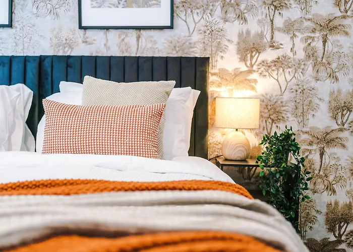 Tatil Evi Large 4br House, Sleeps 8, Parking, Full Kitchen, Ideal For Groups, Family, Contractors Manchester