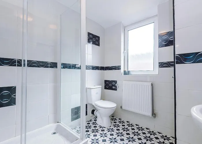 Tatil Evi Large 4br House, Sleeps 8, Parking, Full Kitchen, Ideal For Groups, Family, Contractors *