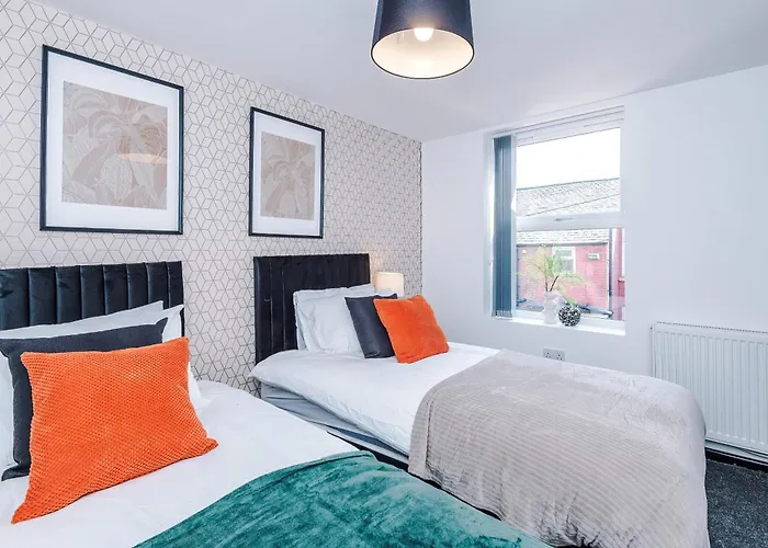 Large 4br House, Sleeps 8, Parking, Full Kitchen, Ideal For Groups, Family, Contractors Manchester