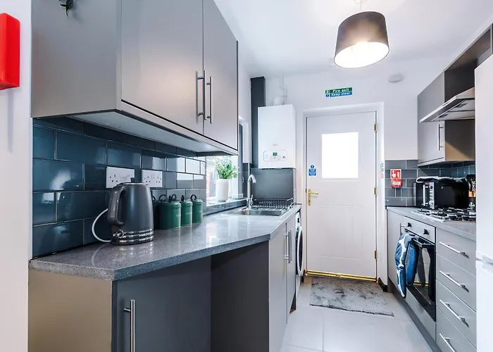 Large 4br House, Sleeps 8, Parking, Full Kitchen, Ideal For Groups, Family, Contractors Tatil Evi Manchester