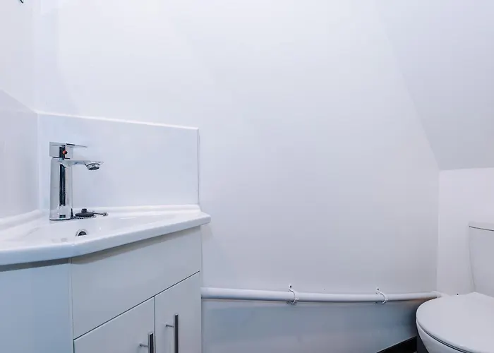 Large 4br House, Sleeps 8, Parking, Full Kitchen, Ideal For Groups, Family, Contractors Manchester