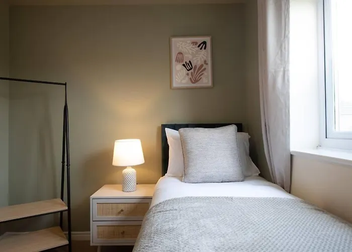 Chic 4bd Abode - Free Parking - Snooker Сasa de vacaciones