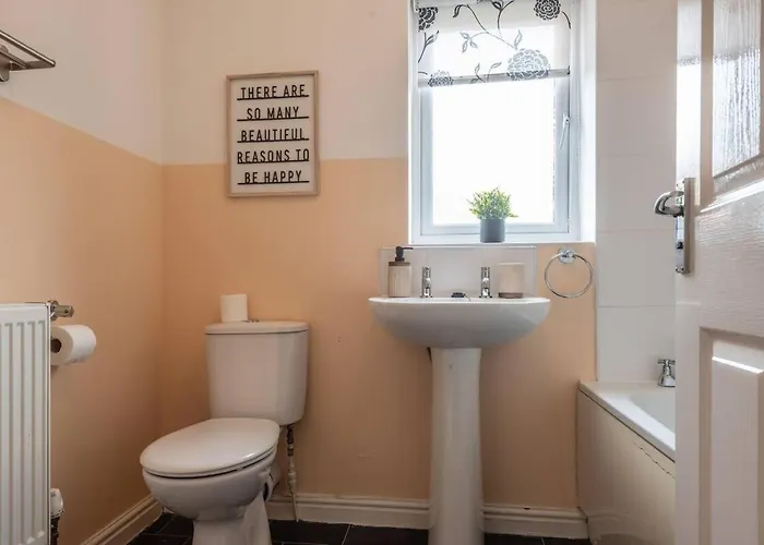 Chic 4bd Abode - Free Parking - Snooker