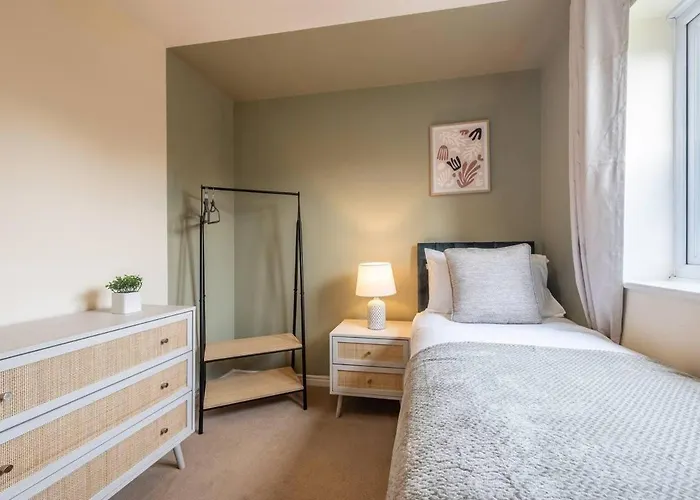 Chic 4bd Abode - Free Parking - Snooker Mánchester