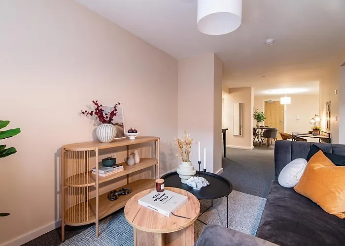 2 Bedroom Flat By Eccles Station With Communal Rooftop Garden * Manchester