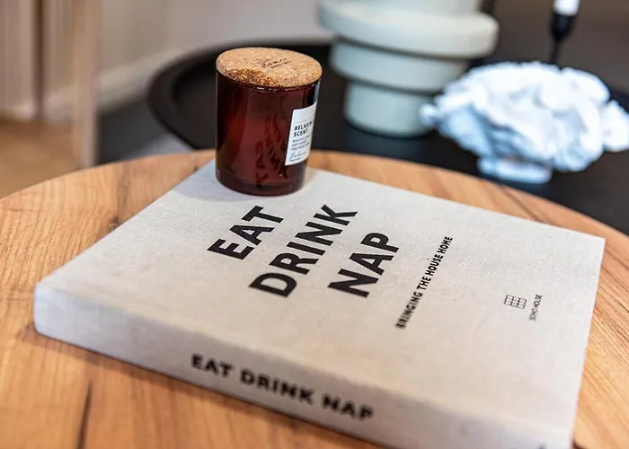 2 Bedroom Flat By Eccles Station With Communal Rooftop Garden Manchester