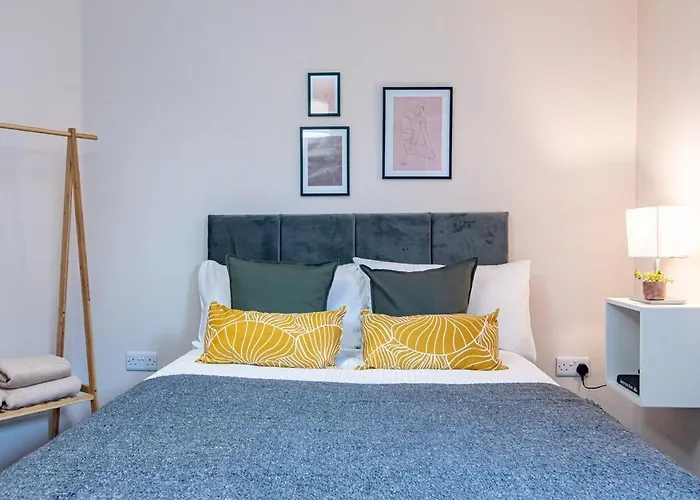 2 Bedroom Flat By Eccles Station With Communal Rooftop Garden