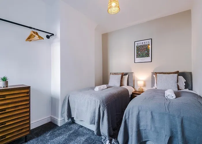 Stylish 3 Bedroom - Free Parking, Smart Tv, Sleeps 8