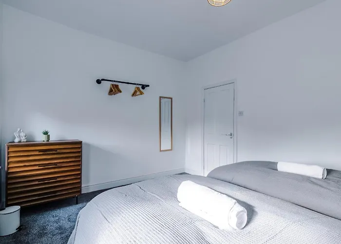 Stylish 3 Bedroom - Free Parking, Smart Tv, Sleeps 8 Dom wakacyjny *