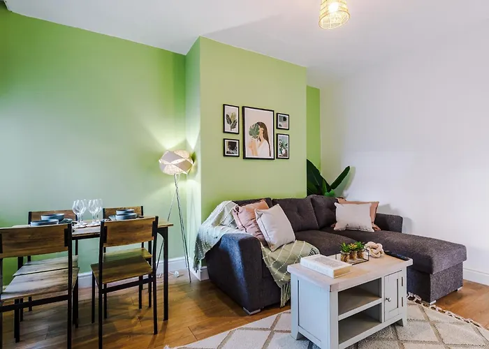 Dom wakacyjny Stylish 3 Bedroom - Free Parking, Smart Tv, Sleeps 8 Manchester