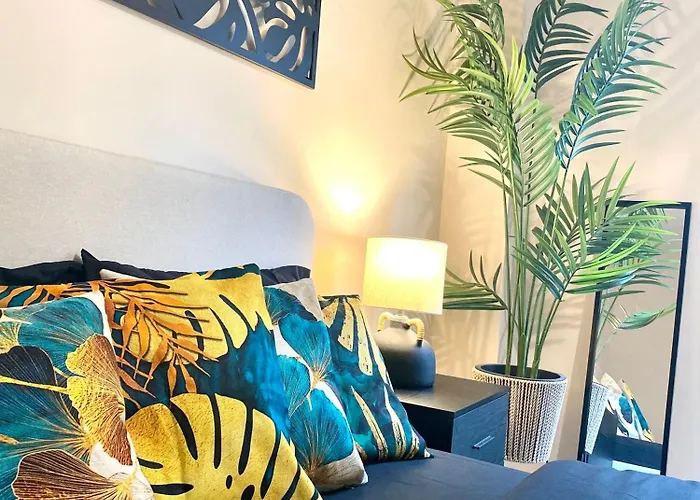 Safari 2 Bedroom Condo With Free Secure Parking *