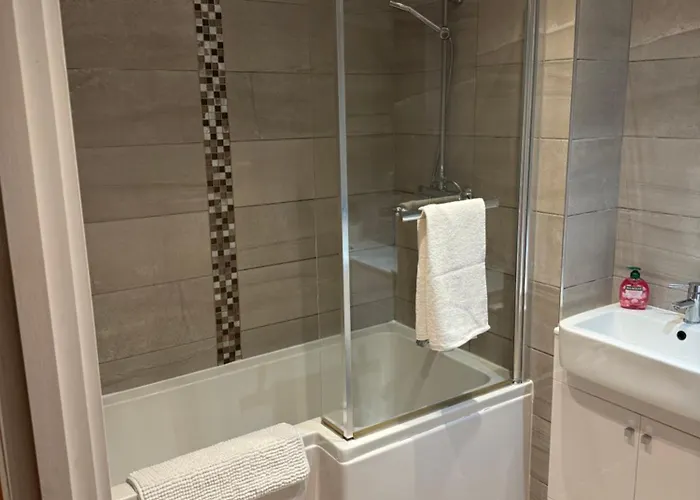 Centre Flat Available For Bookings Of 2 Weeks Or *