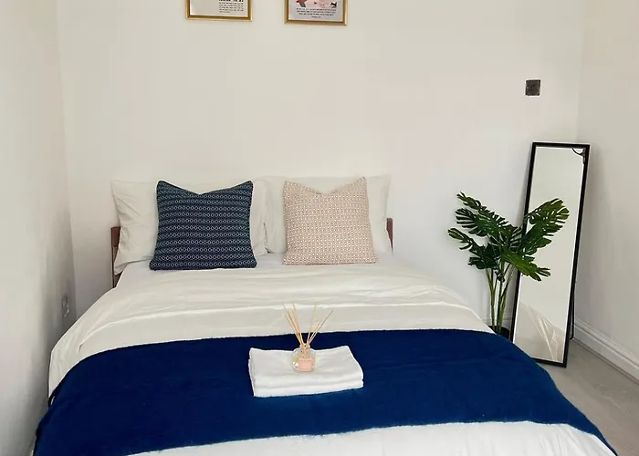 Vakantiehuis Cozy Spacious Home, Rest Retreat In Style, Free Parking And Wifi Manchester