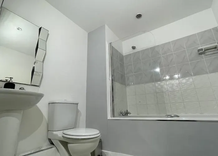 Spacious, Smart Near Centre And Coop Arena Free Parking *