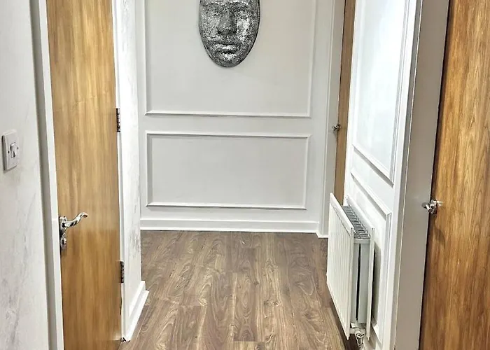 Spacious, Smart Near Centre And Coop Arena Free Parking