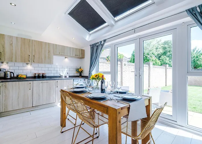 Stunning Riverside 3-bed By 53 Degrees In With Garden & Free Parking! *