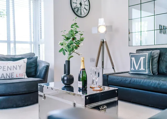 Stunning Riverside 3-bed By 53 Degrees In With Garden & Free Parking!