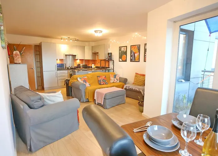 Cosy Mins Away To Man Etihad Arena - Pass The Keys